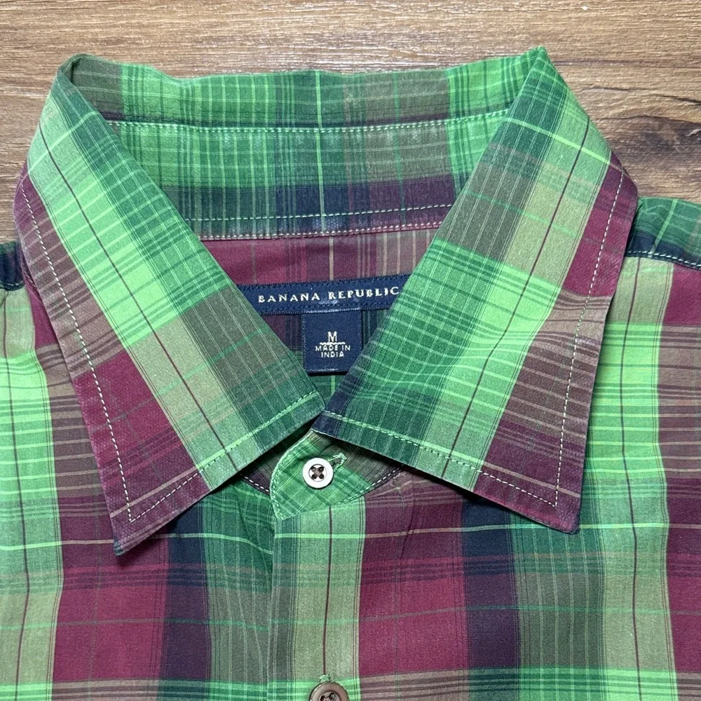 Men's Banana Republic Green and Red Plaid Button Down Shirt. Size M